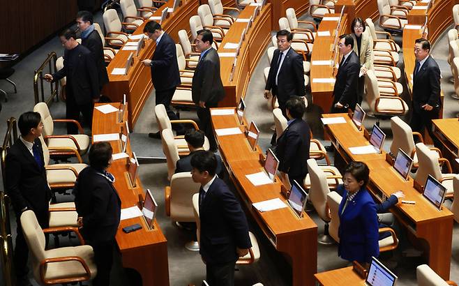 윤석열 대통령의 재의요구권(거부권) 행사로 국회로 돌아온 ‘쌍특검법’이 29일 오후 본회의에서 부결되며 최종 폐기됐다. ‘쌍특검법’은 윤 대통령 부인 김건희 여사의 도이치모터스 주가조작 의혹과 대장동 개발사업 ‘50억 클럽’ 뇌물 의혹을 각각 수사할 특별검사 도입 법안이다. 이날 열린 본회의에서 더불어민주당 의원들이 퇴장하고 있다. [사진출처 = 연합뉴스]