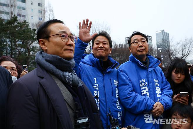 [서울=뉴시스] 김근수 기자 = 임종석 전 청와대 비서실장과 홍영표 전 더불어민주당 원내대표, 윤영찬 의원이 28일 오후 서울 성동구 왕십리역 광장에서 시민들에게 저녁인사를 하고 있다. 2024.02.28. ks@newsis.com