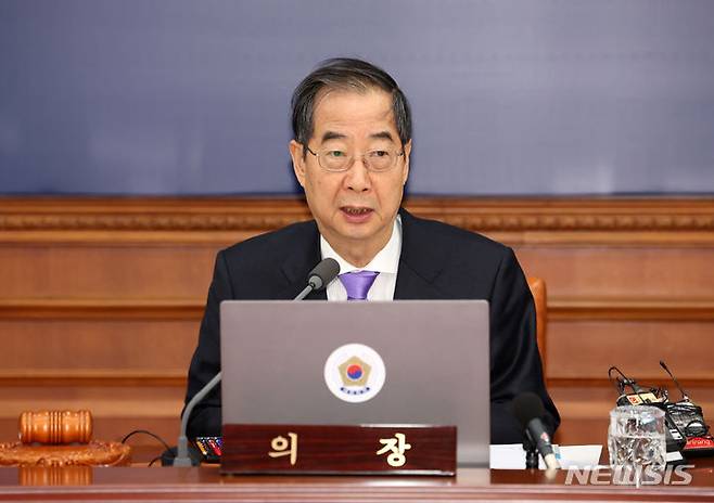 [서울=뉴시스] 배훈식 기자 = 한덕수 국무총리가 27일 오전 서울 종로구 정부서울청사에서 열린 국무회의에 참석해 발언하고 있다. 2024.02.27. dahora83@newsis.com