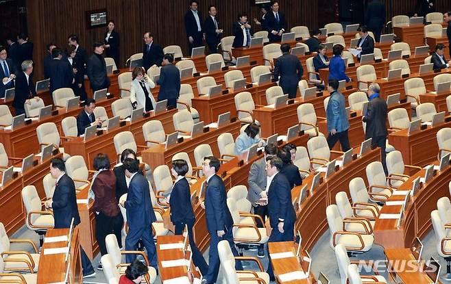 [서울=뉴시스] 고범준 기자 = 29일 오후 서울 여의도 국회에서 열린 제413회국회(임시회) 제6차 본회의가 산회되자 의원들이 퇴장하고 있다. 2024.02.29. bjko@newsis.com