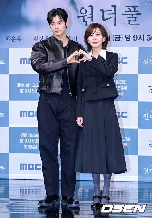 [OSEN=지형준 기자] 29일 오후 서울 상암동 MBC 골든마우스홀에서 새 금토드라마 ‘원더풀 월드’ 제작발표회가 열렸다.‘원더풀 월드는&nbsp;아들을 죽인 살인범을 직접 처단한 은수현(김남주 분)이 그날에 얽힌 미스터리한 비밀을 파헤쳐 가는 휴먼 미스터리 드라마.배우 차은우, 김남주가 포토타임을 하고 있다. 2024.02.29 /jpnews@osen.co.kr