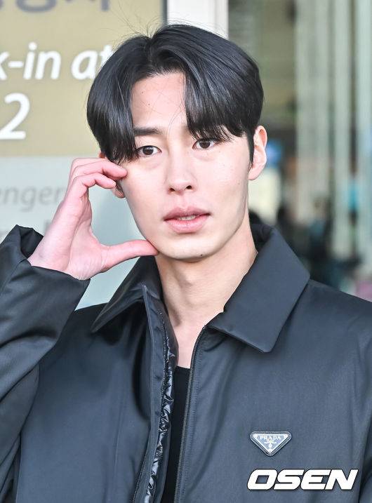 [OSEN=인천공항, 박준형 기자] 배우 이재욱이 12일 오전 인천국제공항을 통해 밀라노 패션위크 참석차 이탈리아 밀라노로 출국했다.배우 이재욱이 출국에 앞서 포즈를 취하고 있다.  2024.01.12  / soul1014@osen.co.kr