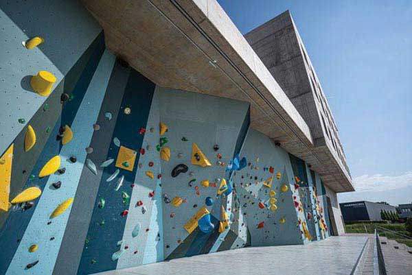 보울더바 호텔 외벽에 건립된 볼더링 벽. 사진 보울더바 호텔.