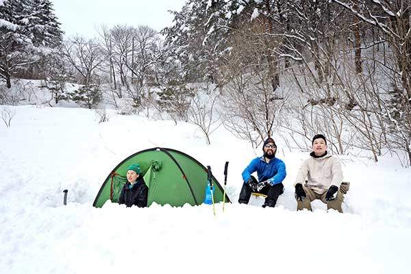 5 눈밭에서 텐트 설영을 마치고 휴식을 취하고 있다. 왼쪽부터 박정은, 오진곤, 윤성중 기자. 자리를 다지고 텐트를 완성하는 데&nbsp;무려 2시간 정도 걸렸다. 모두 더워서 재킷을 벗어던졌다. 텐트 뒤쪽으로 눈으로 된 경계선이 보이는데, 마을과 이어지는 임도다.