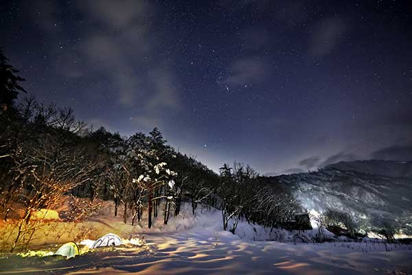 계곡 끝 마을 위쪽 임도 부근에서 야영 중. 낮 동안 눈발이 날리다가 밤이 되어야 그쳤다. 이곳에 눈이 이렇게 많이 내린 건 거의 20년 만에 처음이라고 한다.