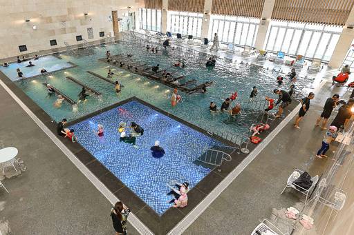 해양치유센터 1층에 마련된 해수풀 '딸라소 풀'에서 이용객들이 수중 노르딕 워킹 등 각종 수중 운동과 에어 버블을 통해 수압 마사지를 즐기고 있다.