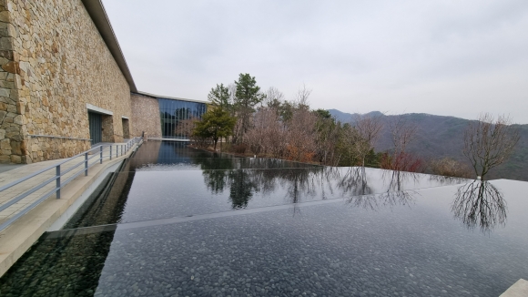일본의 세계적인 건축가 안도 타다오가 설계한 강원도 원주시에 있는 뮤지엄 산.