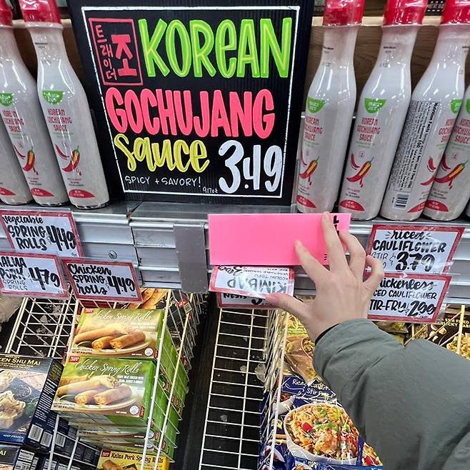 모녀가 찍은 김밥 리뷰 영상이 미국에서 인기를 끌었다. 오른쪽은 미국 슈퍼마켓에서 냉동 김밥이 품절된 모습. ⓒ세라 안 제공