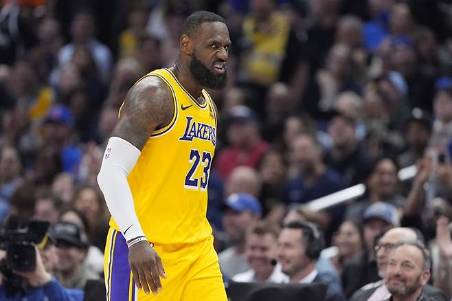 LA 레이커스 르브론 제임스가 29일 미국 로스앤젤레스 크립토닷컴 아레나에서 열린 2023~2024 NBA LA 클리퍼스와의 라이벌전에서 득점을 올린 뒤 험상궂은 표정을 짓고 있다.   AP연합뉴스