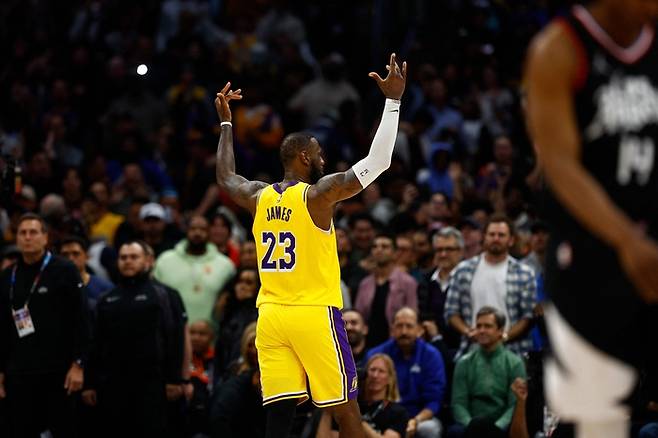 LA 레이커스 르브론 제임스가 29일 미국 로스앤젤레스 크립토닷컴 아레나에서 열린 2023~2024 NBA LA 클리퍼스와의 라이벌전에서 승리한 뒤 환호하고 있다.   AFP연합뉴스