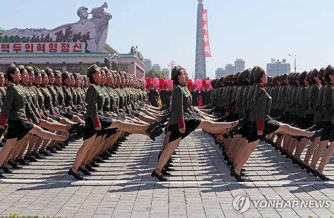 열병식 중인 북한 여군 [TASS 통신]
