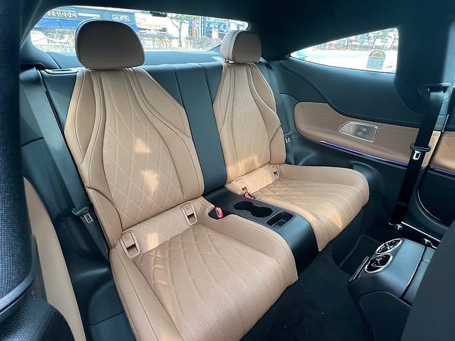 CLE 쿠페 뒷좌석 [촬영 이승연]