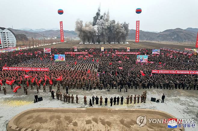 북, '지방발전' 첫 공장 착공…김정은 "이제야 시작 자괴심에 송구" (평양 조선중앙통신=연합뉴스)  북한 김정은 국무위원장이 역점을 두고 있는 '지방발전 20×10 정책'에 따른 첫 공장 건설이 시작됐다. 조선중앙통신은 지난 28일 평안남도 성천군 지방공업공장 건설 착공식이 진행됐고 김정은 위원장이 참석해 연설했다고 29일 보도했다. 2024.2.29 
    [국내에서만 사용가능. 재배포 금지. For Use Only in the Republic of Korea. No Redistribution] nkphoto@yna.co.kr