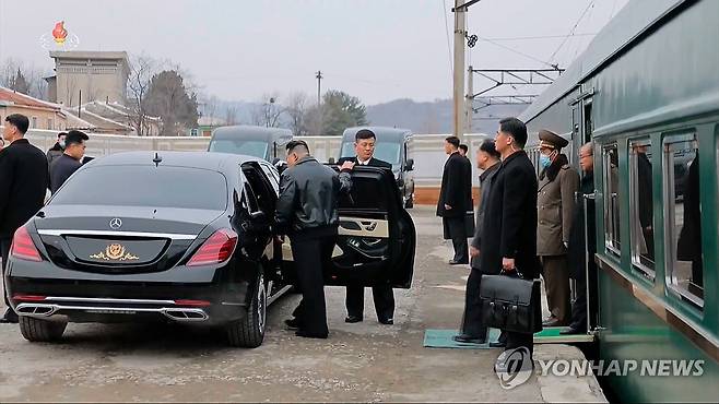 마이바흐 차량에 탑승하는 김정은 (서울=연합뉴스) 김정은 북한 국무위원장이 지난 28일 성천군 지방공업공장 건설 착공식에 참석하기 위해 기차에서 내려 마이바흐 차량에 탑승하고 있다. [조선중앙TV 화면] 2024.2.29 
    [국내에서만 사용가능. 재배포 금지. For Use Only in the Republic of Korea. No Redistribution] nkphoto@yna.co.kr