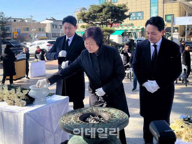 원희룡 전 국토교통부 장관(맨 오른쪽)이 1일 독립운동가 윤봉길 의사의 손녀 윤주경 국민의힘 의원(가운데)과 3·1절 참배를 진행하고 있다.(사진=원희룡 페이스북)