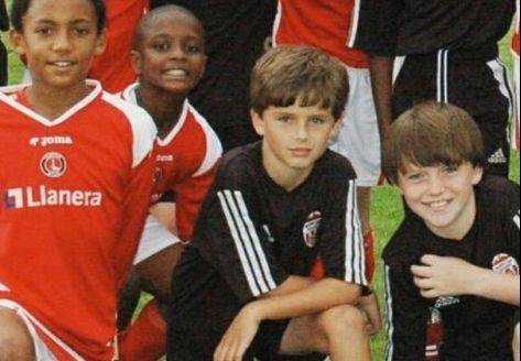 티모시 샬라메는 13살에 프랑스에서 축구 코치를 할 정도로 축구를 좋아했던 걸로 알려졌다.