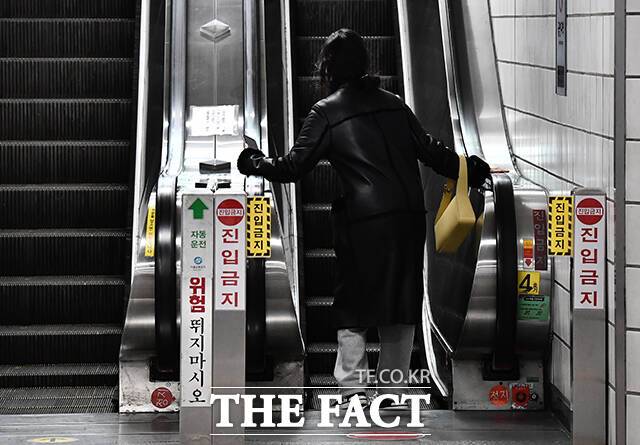 지난달 27일 한 시민이 서울 서초구 7호선 내방역에서 역방향으로 에스컬레이터를 오르다 휘청이고 있다. 우측통행에 익숙한 시민들은 좌측통행으로 만들어진 이 역사에서 자주 아찔한 경험을 하게 된다.