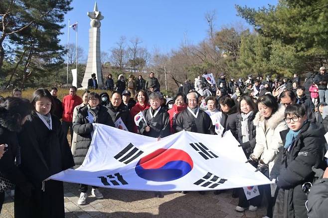 삼일절 기념식 태극기 들고 행진