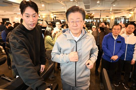 더불어민주당 이재명 대표가 28일 은평구 한 헬스장에서 직장인 정책간담회 전 운동을 하고 있다. 연합뉴스