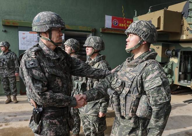 합참은 김명수 합동참모의장이 12일 서북도서 최전방의 연평부대와 해병2사단 작전지역을 방문했다고 밝혔다. 사진은 연평도 포7중대 장병들을 격려하는 김명수 합참의장. 사진=합참 제공