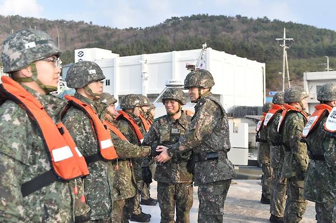 김명수 합동참모본부 의장이 지난 11일 서남 해역 경계작전 임무수행에 여념 없는 장병들을 격려하고 있다. 사진=합동참모본부 제공