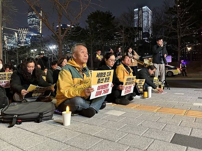 지난달 28일 서울 한국방송(KBS) 본관 앞에서 열린 ‘세월호 10주기 다큐 방영 촉구 2차 시민 촛불 문화제’에 참석한 시민들이 바닥에 앉아 있다. 전국언론노동조합 한국방송본부 제공