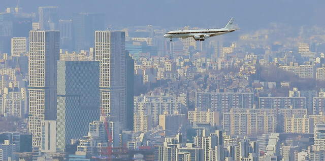 대기질 측정 장비가 설치된 미 항공우주국(NASA)의 연구용 디시(DC)-8 항공기가 지난 26일 오전 서울 도심 위를 지나고 있다. 연합뉴스