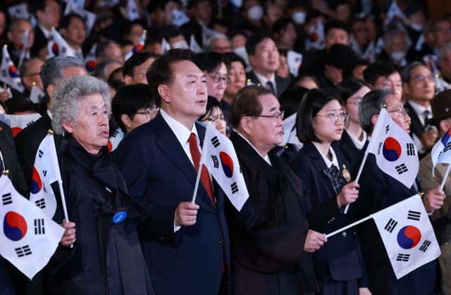 윤석열 대통령이 1일 서울 중구 유관순기념관에서 열린 제105주년 3·1절 기념식에서 3·1절 노래를 제창하고 있다. 뉴시스