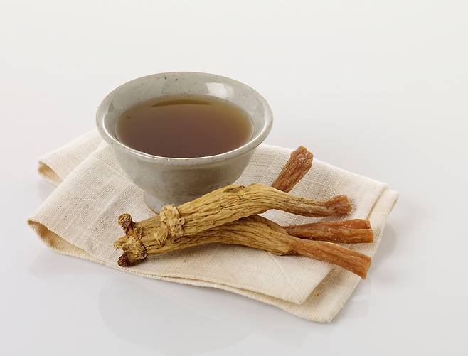 홍삼은 공복, 식후, 자기 2~3시간 전 언제 먹어도 괜찮다. 다만, 면역억제제, 항응고제 등 약을 복용 중인 사람은 홍삼을 피해야 한다./사진=클립아트코리아