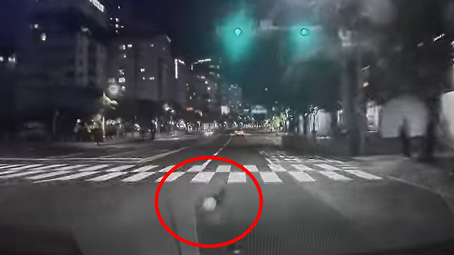 지난 1월 16일 제주시 연동의 한 도로에서 차량과 충돌한 볼링공이 튕겨나가는 모습 (사진, 유튜브 한문철TV)