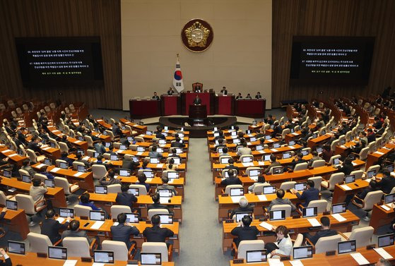 29일 국회 본회의에 ‘쌍특검법’(김건희 여사 주가조작 의혹, 대장동 50억 클럽 특검법) 재의의 건이 상정되고 있다. ‘쌍특검법’은 무기명 투표 결과 부결돼 최종 폐기됐다. [뉴스1]