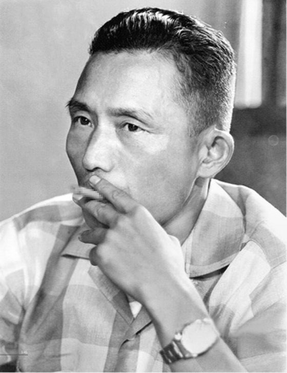 1961년 7월 국가재건최고회의 의장에 갓 오른 44세의 박정희 육군 소장. 박소장은 5·16 거사 직후 장도영 육군참모총장을 최고회의 의장으로 추대하고 자신은 부의장에 내려앉았으나 7월 3일 장 총장이 반혁명사건으로 체포, 거세되자 의장직을 맡았다. 사진 국가기록포털