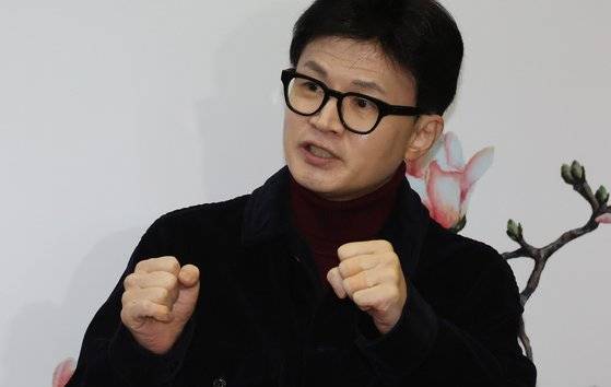 한동훈 국민의힘 비상대책위원장이 지난달 26일 여의도 당사에 출근하던 중 취재진의 질문에 답하고 있다. 연합뉴스