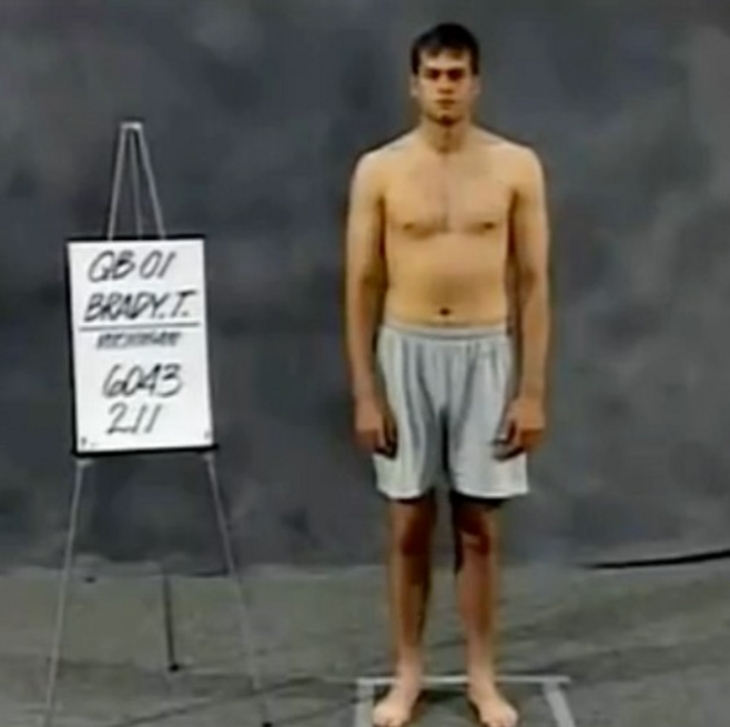 2000년 NFL 드래프트 콤바인에서 찍힌 풋볼 ‘GOAT’ 톰 브래디의 사진. 브래디는 ‘X(전 트위터)’ 소유자 일론 머스크에게 이 사진을 X에서 지워달라고 장난스럽게 요청하기까지 했다. <톰브래디 ‘X’>