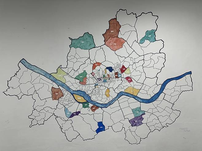 서울의 467개 동을 탐험중인 바트 반 그늑튼 씨가 사무실에 붙여놓은 지도. 방문한 동에 색칠이 되어 있다. 그가 만드는 콘텐츠는 저마다의 이야깃거리로 알록달록한 서울을 그리고 있다. 아이고바트