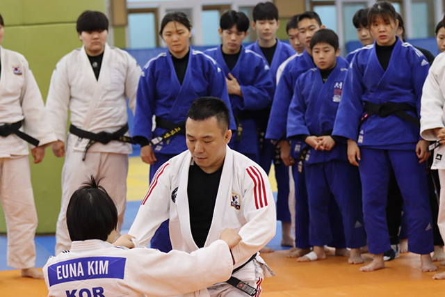 한국체육대학교 여자유도부 안철웅 강사가 2022년 제26회 전국청소년선수권대회 –63㎏ 우승자 김은아한테 굳히기 향상을 위한 주짓수를 가르치고 있다.