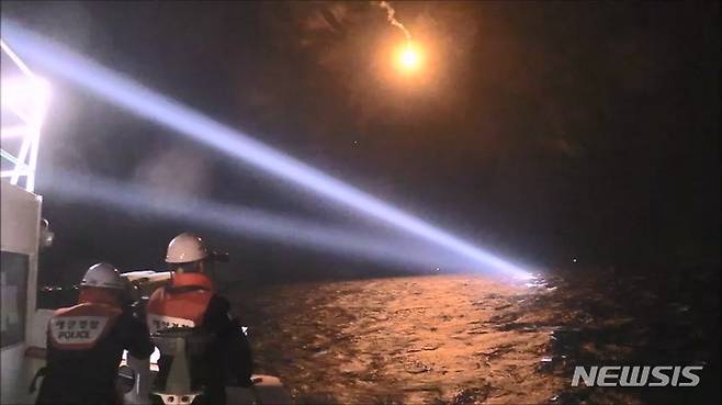 [제주=뉴시스] 야간 수색 중인 해경. (사진=뉴시스DB) photo@newsis.com