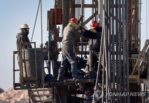 미 텍사스주 미드랜드의 석유 시추작업 [AFP 연합뉴스 자료사진]