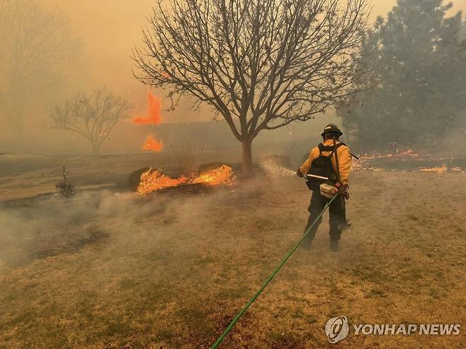 텍사스 산불 진압하는 소방관들 [Flower Mound Fire Department / AFP=연합뉴스. 재판매 및 DB 금지]