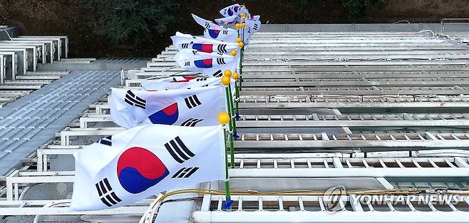 삼일절 앞두고 펄럭이는 태극기 (대구=연합뉴스) 윤관식 기자 = 3·1절을 사흘 앞둔 27일 대구 달서구 월성코오롱하늘채 1단지 아파트에 태극기가 게양돼 있다.
    해당 아파트 입주자 대표회는 2·28 민주운동 기념일과 삼일절을 맞아 아파트 1동 130세대에 태극기 100% 달기를 목표로 태극기 달기 시범운동을 추진했다. 2024.2.27 psik@yna.co.kr