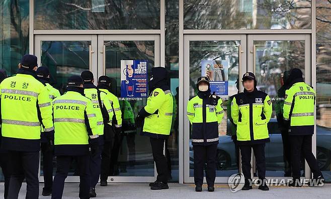 의사협회 회관에 배치된 경찰 (서울=연합뉴스) 신현우 기자 = 경찰이 의료법 위반 등 혐의로 고발당한 대한의사협회 관계자들에 대해 강제 수사에 착수한 가운데 1일 서울 용산구 의사협회 회관에서 경찰이 근무를 서고 있다.
    경찰은 의협회관 내 비상대책위원회 사무실을 압수수색 중이다. 2024.3.1 nowwego@yna.co.kr