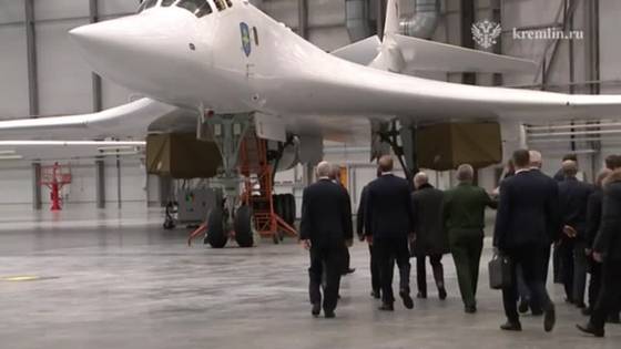 지난달 푸틴 대통령은 핵무기를 실을 수 있는 초음속 장거리 전략폭격기 생산 공장을 찾아 투폴레프(Tu)-160M에 직접 탑승해 핵전력을 과시한 바 있다. 나토는 이 기체에 '블랙잭'이라는 코드명을 붙였다. 〈사진=로이터〉