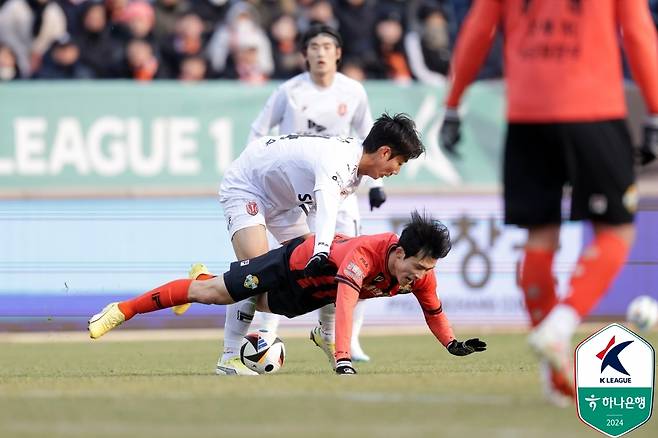 강원fc와 제주 유나이티드의 경기 모습(한국프로축구연맹 제공)