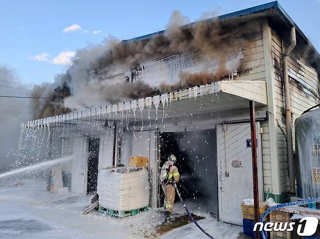 2일 오후 5시22분쯤 충북 음성군 오궁리의 한 과일 저온저장창고에서 원인을 알 수 없는 불이 났다 1시간 20여분 만에 꺼졌다.(음성소방서 제공).2024.3.2./뉴스1