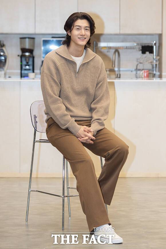 배우 이기우가 최근 서울 강남구 역삼역 인근에서 <더팩트>와 인터뷰에 앞서 포즈를 취하고 있다. /장윤석 기자