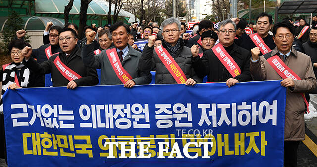 2일 경찰과 의료계에 따르면 대한의사협회(의협) 비상대책위원회는 3일 서울 여의도에서 전국의사 총궐기대회를 개최한다. 사진은 정부의 의대 증원 방침에 반대하는 의협 산하 전국 16개 시·도 의사들이 지난달 25일 오후 서울 용산구 대통령실 방향으로 행진하는 모습. /서예원 기자