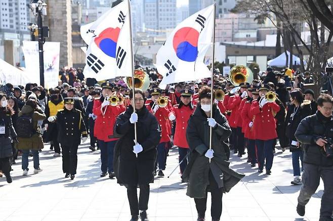 56사단 군악대가 ‘서대문, 1919 그날의 함성’ 행사에 참여해 연주와 함께 퍼레이드를 펼치고 있다.(사진제공=서대문구청)