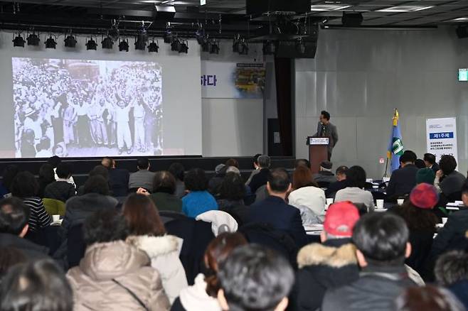 ‘옛 서대문형무소 일대의 역사성과 발전 방안’을 주제로 한 학술심포지엄에서 박경목 충남대 국사학과 교수가 ‘경성감옥에서 서대문형무소역사관까지, 한국 근현대를 투영하다’란 제목으로 주제 발표를 하고 있다.(사진제공=서대문구청)