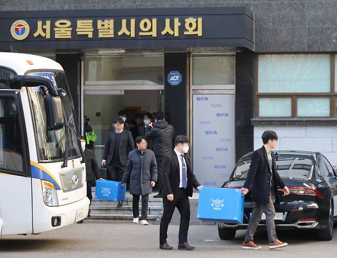 경찰이 의료법 위반 등 혐의로 고발당한 대한의사협회 관계자들에 대해 강제 수사에 착수한 가운데 1일 서울 영등포구 서울시의사회에서 압수수색을 마친 경찰이 압수품을 옮기고 있다. /연합뉴스