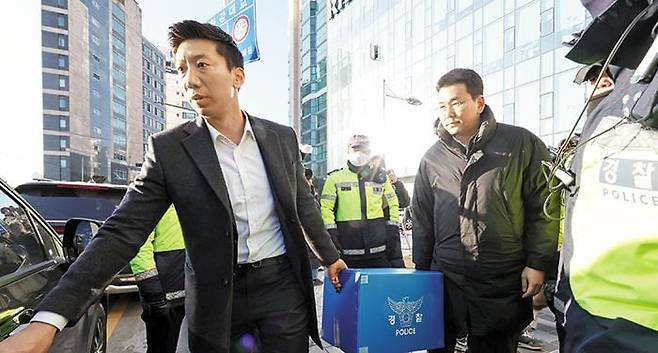 의사협회 압수수색 - 1일 서울 용산구 대한의사협회 회관에서 압수 수색을 마친 경찰들이 압수품을 옮기고 있다. 이날 압수 수색은 보건복지부가 최근 의료 대란과 관련, 의사협회 전·현직 간부들을 의료법 위반과 업무 방해 및 교사·방조 등의 혐의로 고발한 데 따른 것이다. /뉴스1
